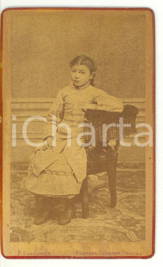 Fotografia d epoca originale 1880 ca FERRARA Ritratto di bambina su una sedia Foto CODOGNATO  CDV 1