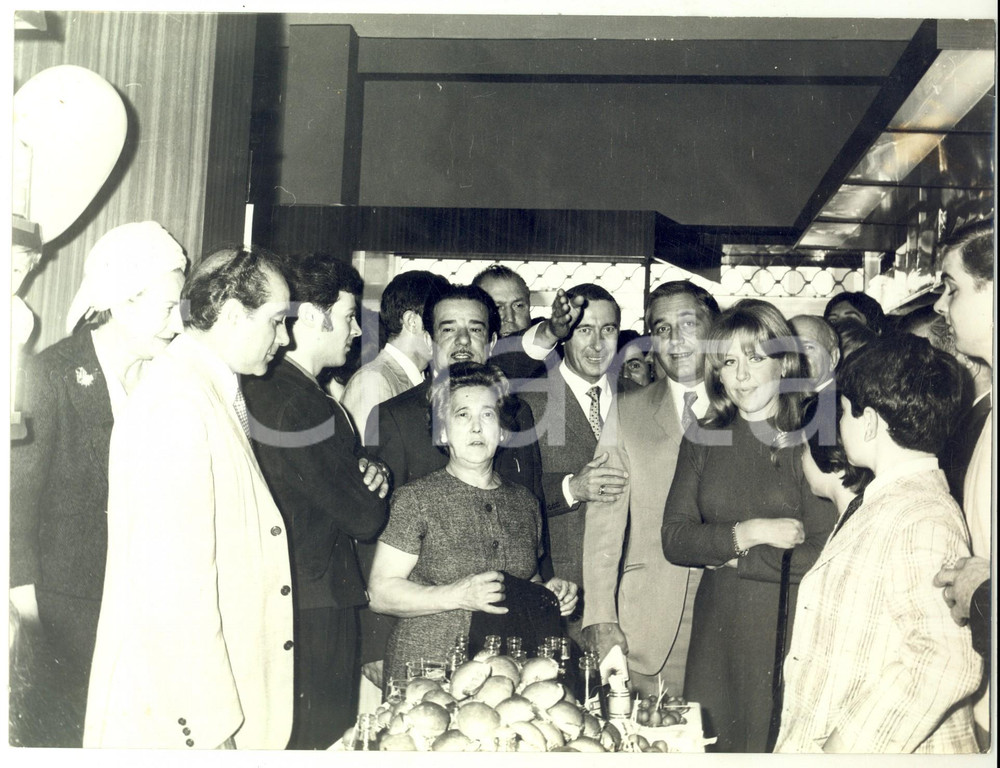 Fotografia d epoca originale 1969 ROZZANO Inaugurazione Franco TARENZI bar pasticceria Foto VINTAGE 24x18 cm 1