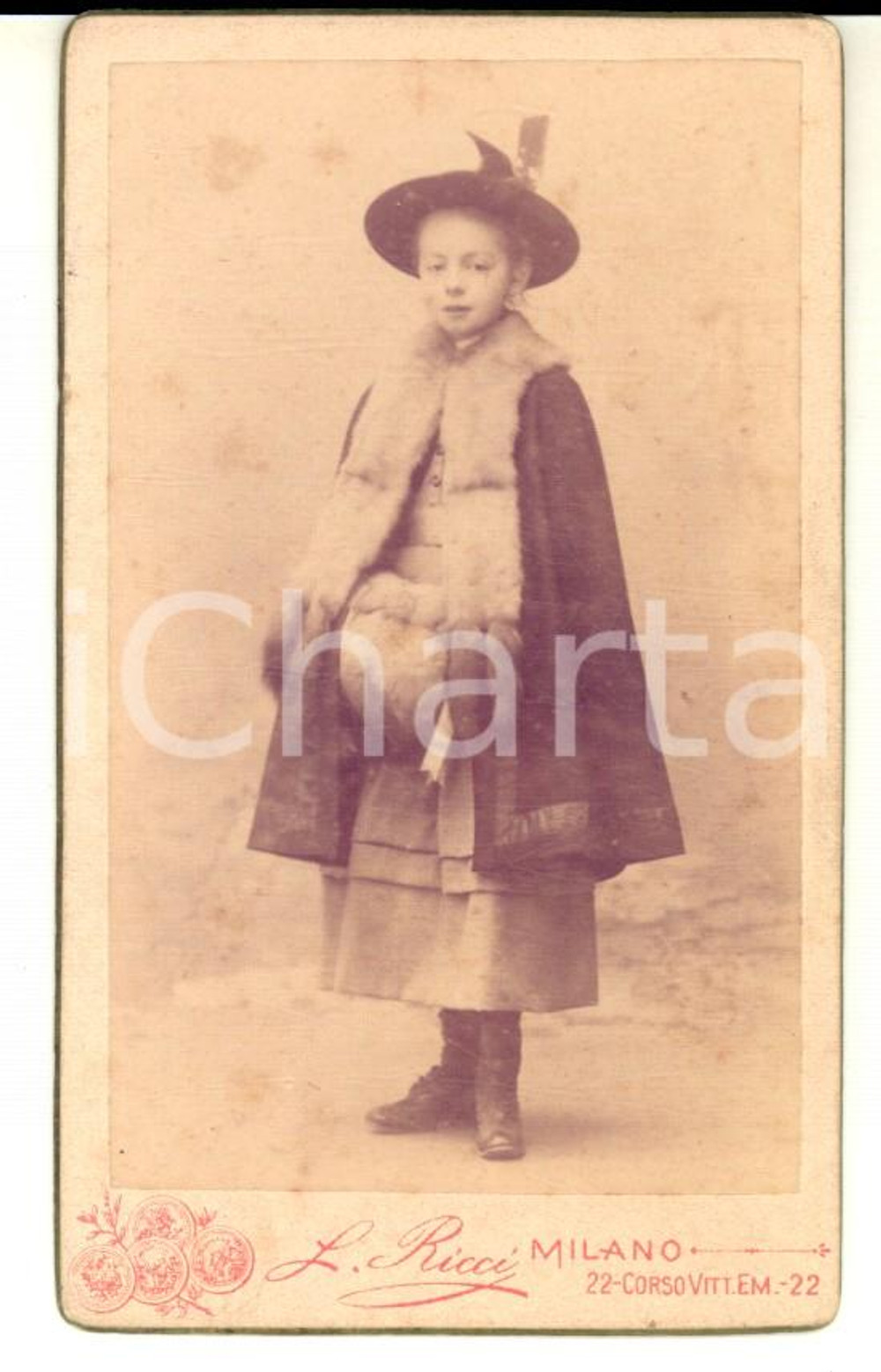 Fotografia d epoca originale 1895 ca MILANO Ritratto di Linda LOMBARDI con il manicotto Foto Leone RICCI CDV 1
