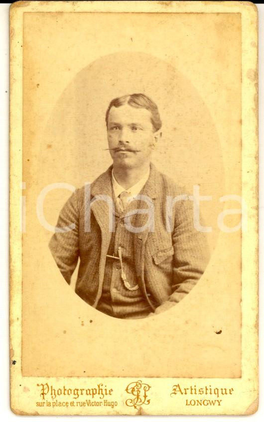 Fotografia d epoca originale 1900 ca LONGWY F Ritratto maschile in abito a righe  Foto P. PIERRE CDV 1