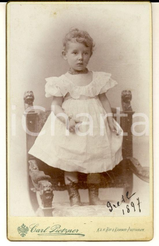 Fotografia d epoca originale 1897 WIEN Ritratto di bambina in abito bianco  Foto Carl PIETZNER  CDV 1