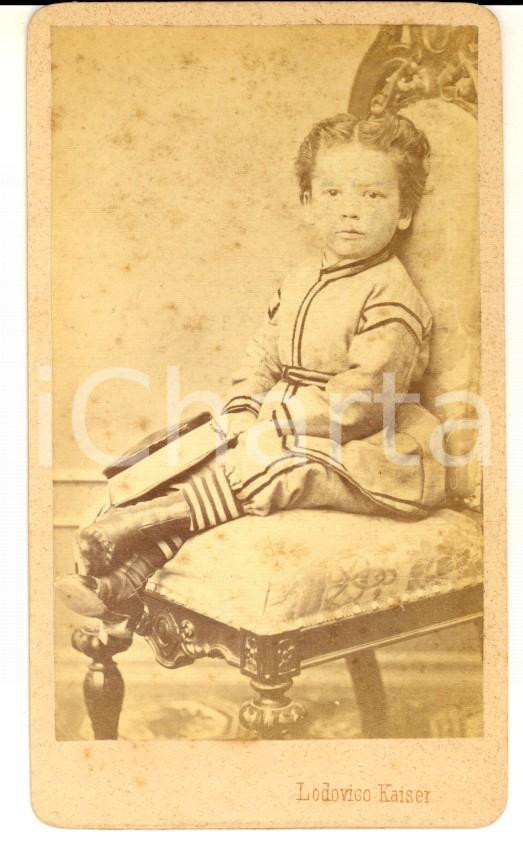 Fotografia d epoca originale 1870 ca VERONA Ritratto di bambino su poltroncina Foto Lodovico KAISER CDV 1