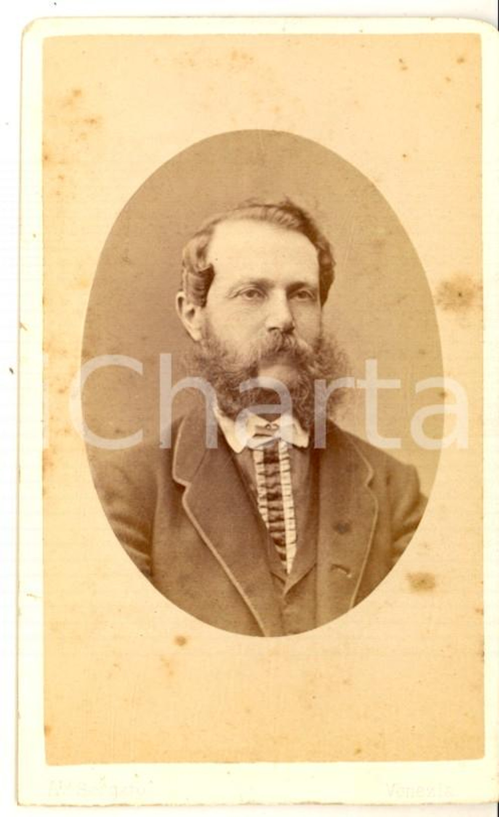 Fotografia d epoca originale 1870 ca VENEZIA Ritratto maschile con camicia ricamata Foto SORGATO CDV 1