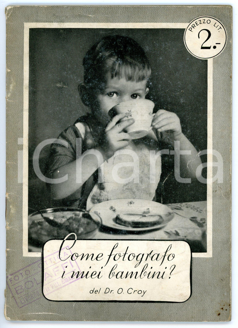 1940 Otto CROY Come fotografo i miei bambini? *Manuale ILLUSTRATO 40 pp. Manuale d'epoca con illustrazioni b/n.DIMENSIONI: 13x17 cmPAGINE: 40 CONDIZIONI: POOR (buone condizioni interne, ma macchie in copertina; strappetti al dorso; timbro in copertina)    originale e autentica 1
