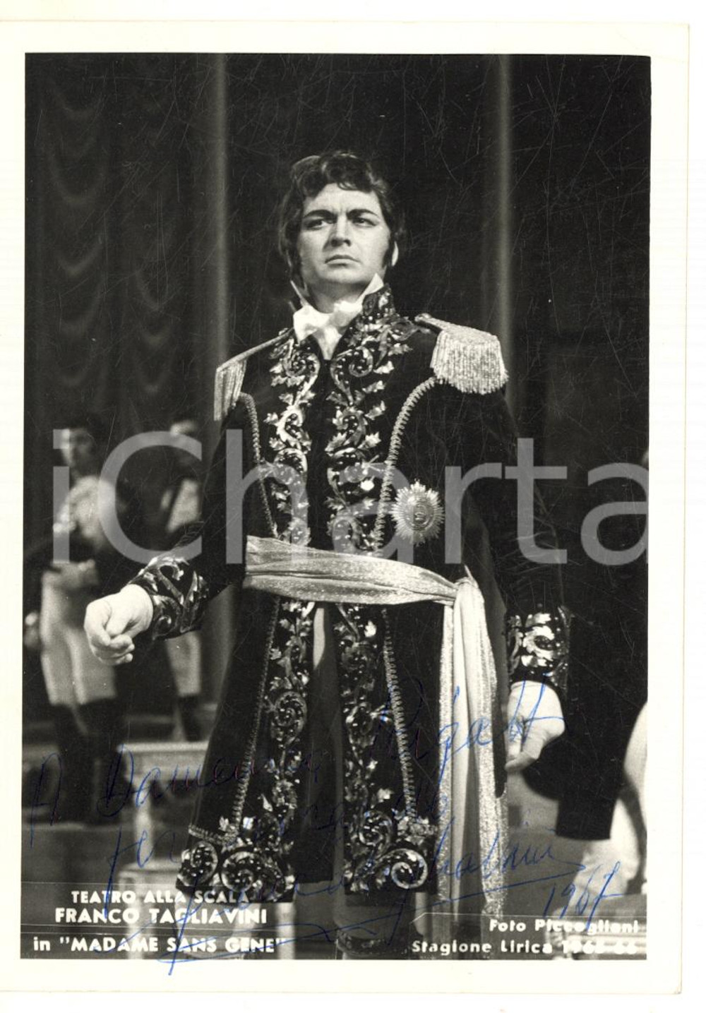 1967 MILANO TEATRO ALLA SCALA Tenore Franco TAGLIAVINI - Foto seriale AUTOGRAFO Fotografia seriale d'epoca con firma autografa.Il tenore &egrave; ritratto durente una rappresentazione di "Madame sans gene". CONDIZIONI: GFORMATO: 10x15 cm    originale e autentica 1