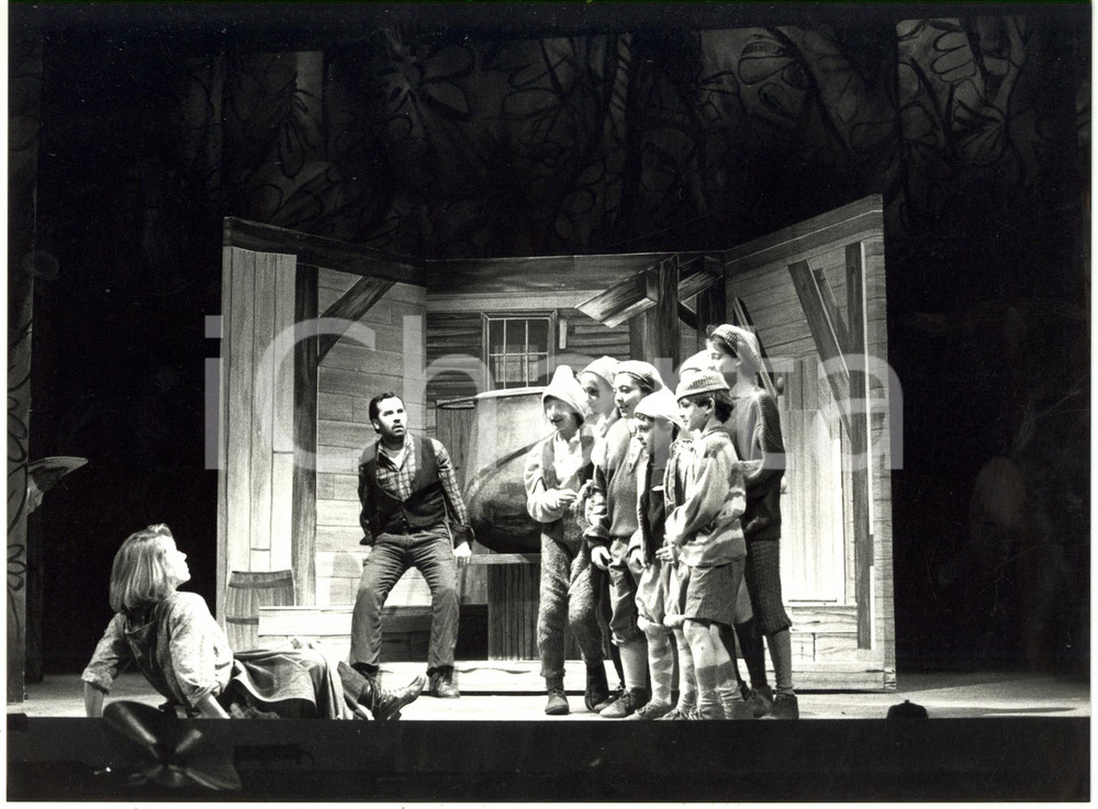 Fotografia d epoca originale 1989 MILANO OPERA Teatro alla Scala  Pollicino  Regia Filippo CRIVELLI Foto 1