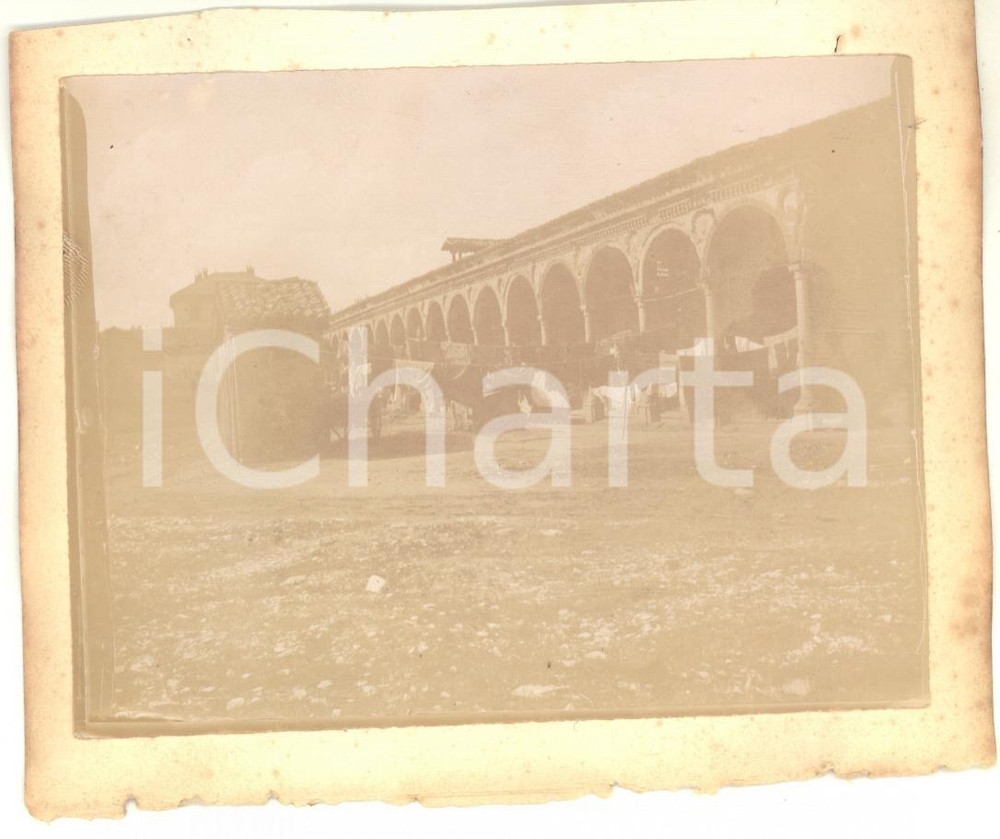 Fotografia d epoca originale 1900 ca AREA DI MILANO Panni stesi in un chiostro  Foto CURIOSA 13x11 cm 1