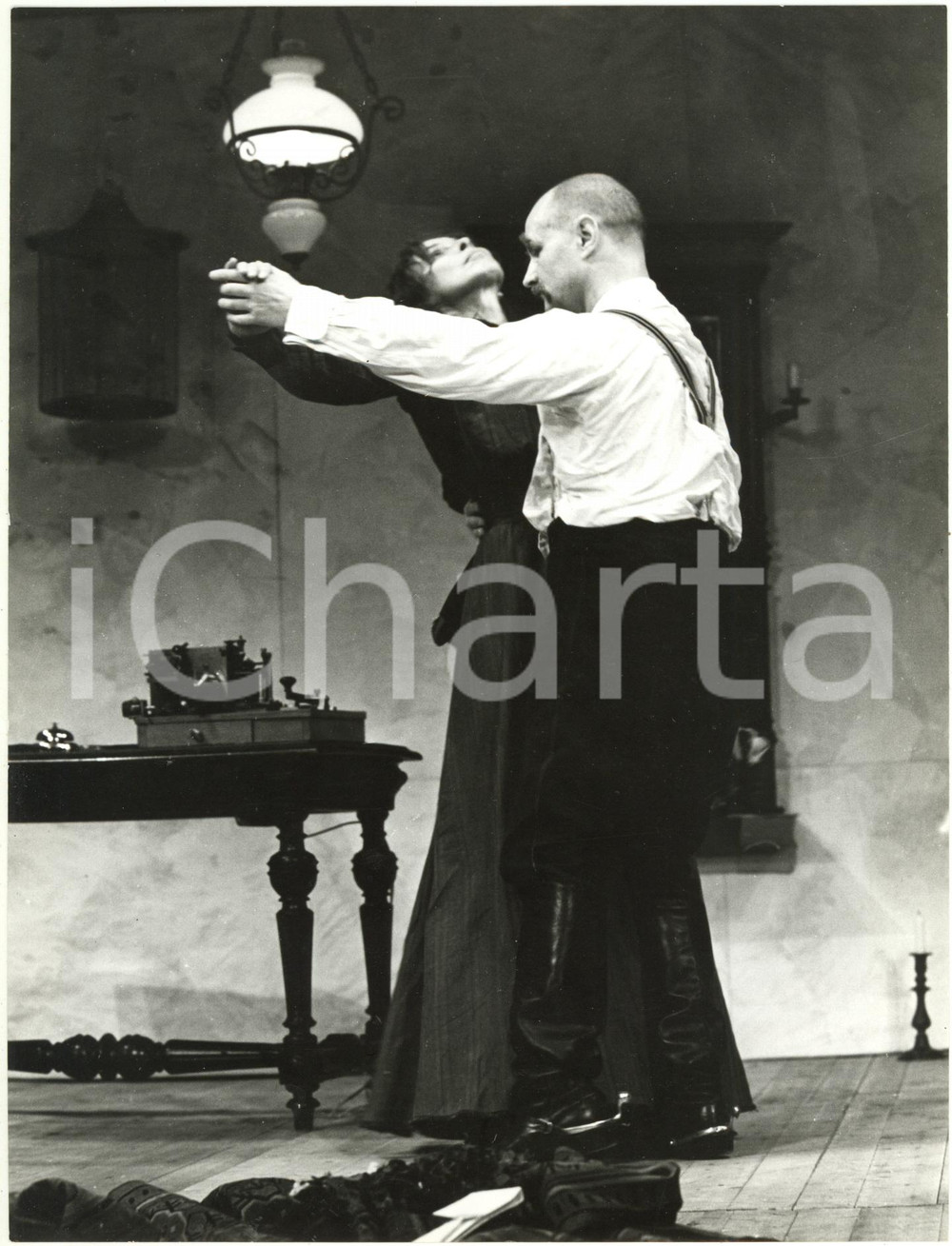 Fotografia d epoca originale 1985 BERLIN Theater im Palast  Ekkehard SCHALL Vera OELSCHLEGEL Der Totentanz 1