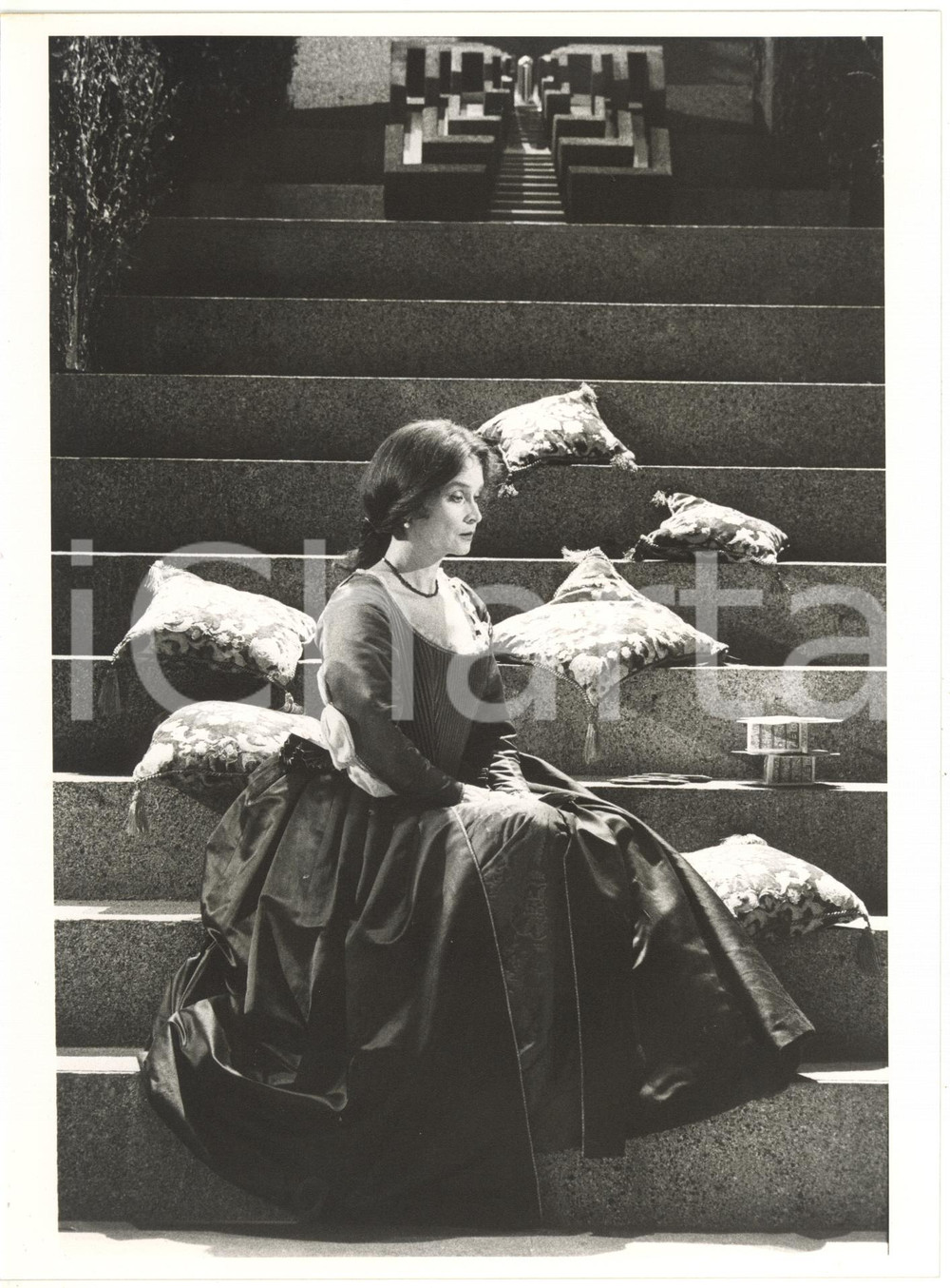 Fotografia d epoca originale 1985 ITALIA TEATRO  Anna Maria GUARNIERI in Le false confidenze  Foto 18x24 1
