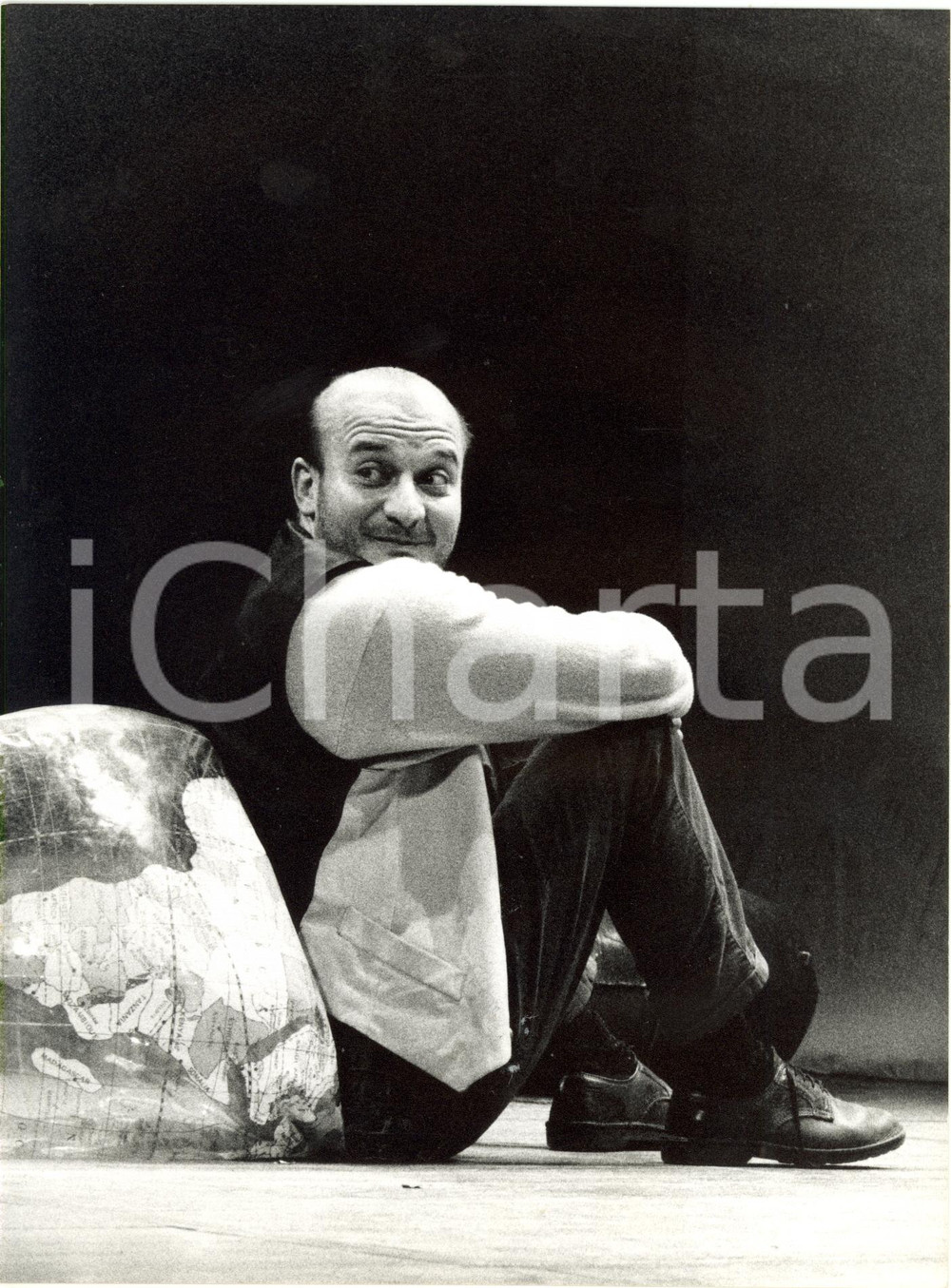 Fotografia d epoca originale 1990 MILANO Teatro Litta  Claudio BISIO in Aspettando Godo  Ritratto Foto 1