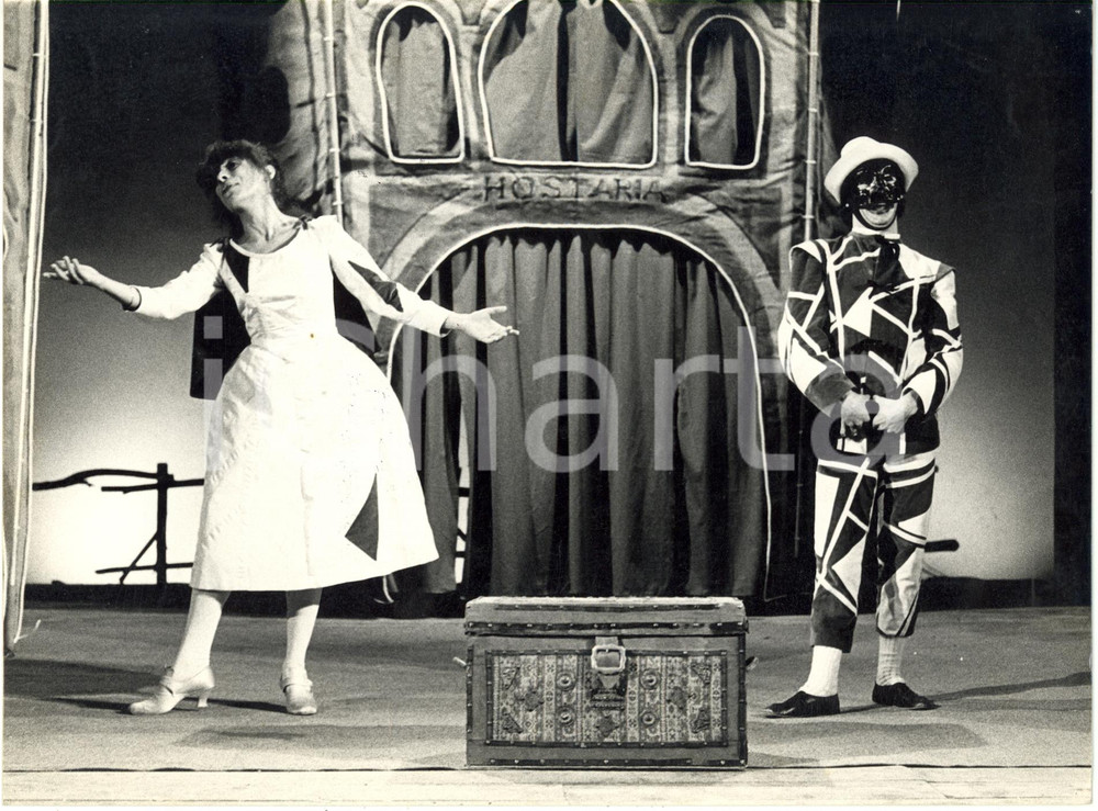 Fotografia d epoca originale 1980 TEATRO  Claudia FRATAGNOLI e Livio MORONI in Amor giovane amor vecchio 1
