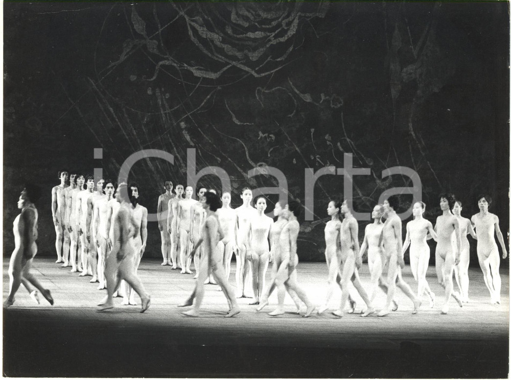1995 ca MILANO Teatro alla Scala - TOKYO BALLET Foto 24x18 cm Fotografia di agenzia con didascalia coeva al verso.  CONDIZIONI: FAIR (bassa qualit&agrave; di stampa; lievi piegature angolari)FORMATO: 24x18 cm  originale e autentica 1