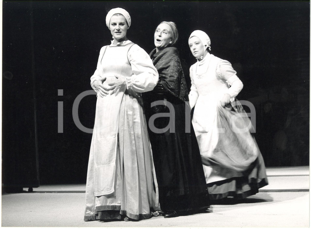 Fotografia d epoca originale 1990 MADRID Teatro ClÃ¡sico  Ana GRACIA Encarna PASO Ana GOYA  Foto 24x18 cm 1