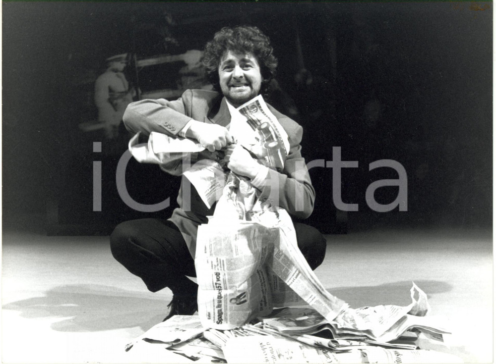 Fotografia d epoca originale 1990 MILANO TEATRO  Beppe GRILLO Buone notizie Regia Giorgio GABER Foto 1