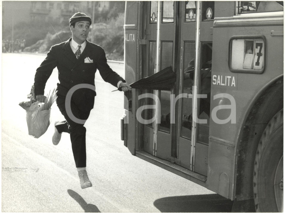 Fotografia d epoca originale 1978 CINEMA Le braghe del padrone  Enrico MONTESANO insegue l autobus  Foto 1