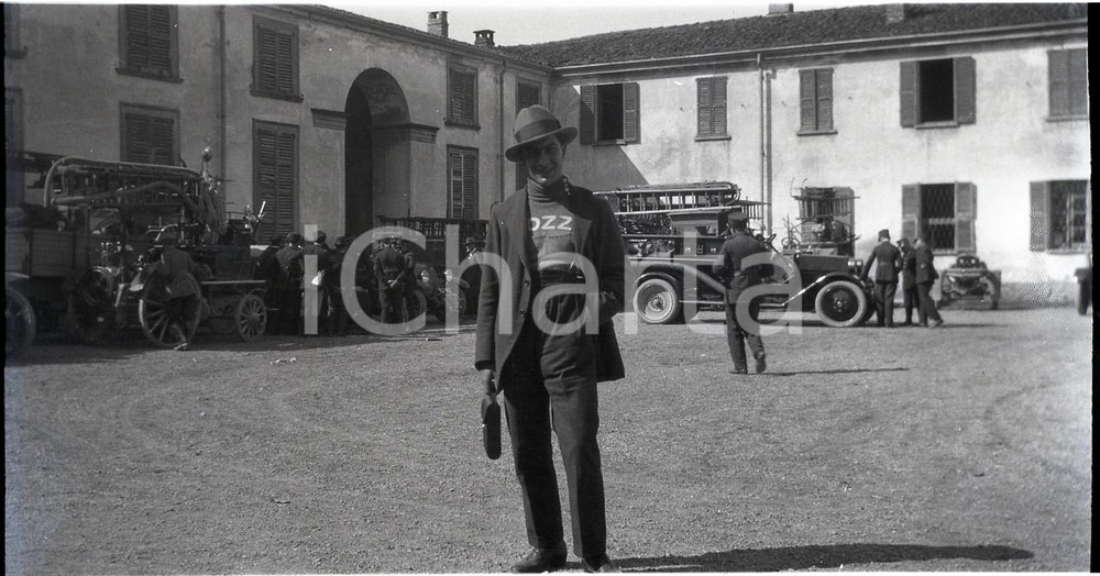 Fotografia d epoca originale 1920ca MILANO In posa nella caserma dei pompieri NEGATIVO ORIGINALE 1