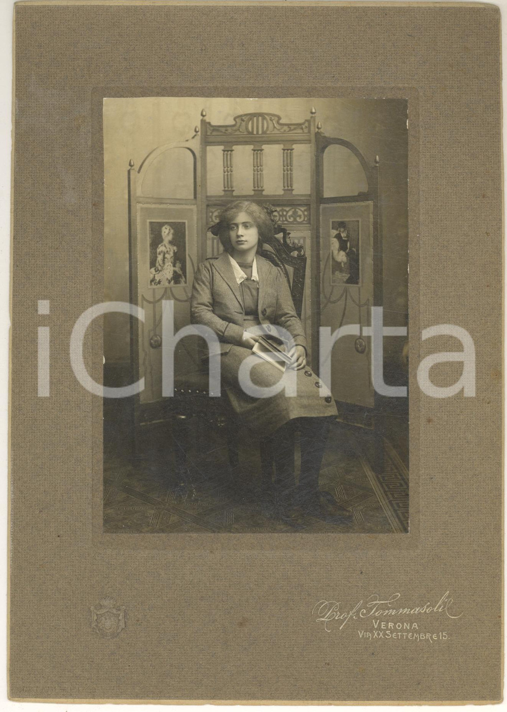 Fotografia d epoca originale 1925 ca VERONA Ritratto di studentessa con paravento  Foto TOMMASOLI 17x24 1