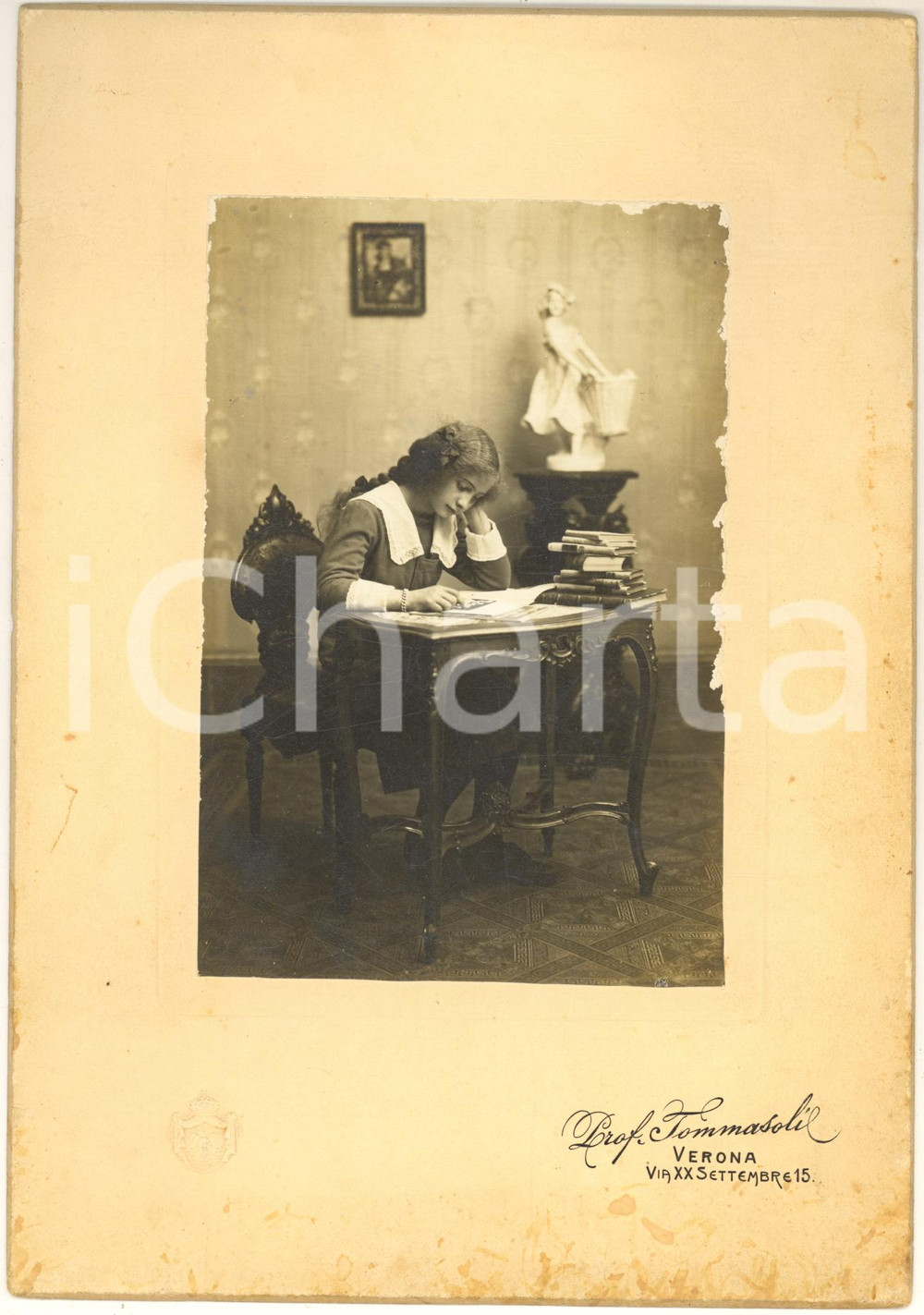 Fotografia d epoca originale 1925 ca VERONA Ritratto di adolescente allo scrittoio  Foto TOMMASOLI 17x24 1