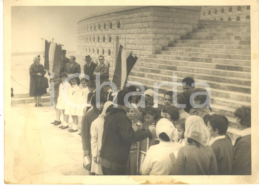 Fotografia d epoca originale 1962 Sacrario MONTE GRAPPA   Visita dei bambini di una scuola di Verona  Foto 1