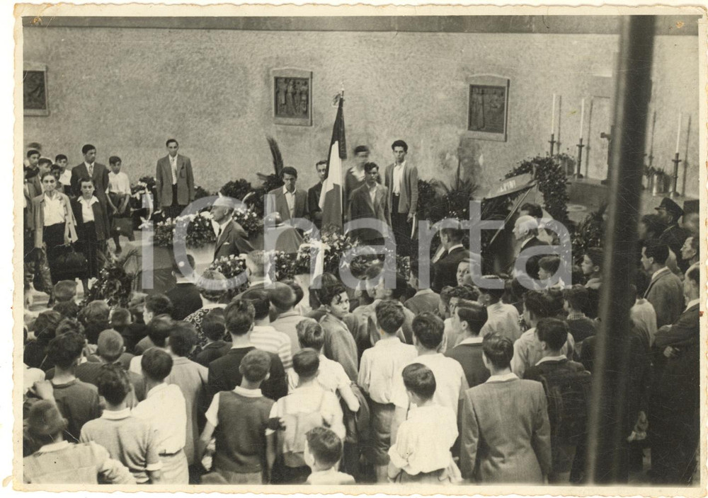 Fotografia d epoca originale 1949 ROVERETO Scuola di Verona rende omaggio alle salme di FILZI e CHIESA  Foto 1
