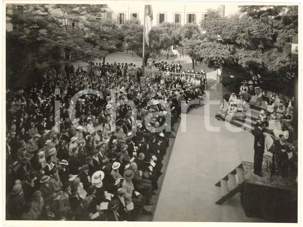 Fotografia d epoca originale 1945 ca VERONA Istituto Campostrini  Saggio scolastico nel cortile  Foto 17x12 1