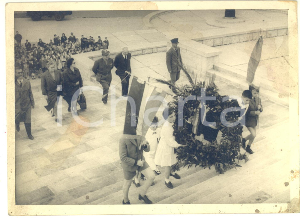 Fotografia d epoca originale 1962 Sacrario MONTE GRAPPA   Omaggio dei bambini di una scuola di Verona  Foto 1