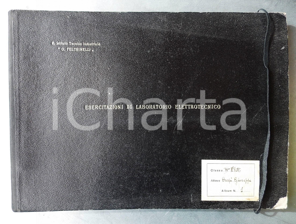 1939-40 MILANO Istituto Tecnico Industriale "Feltrinelli" - Album esercitazioni Interessante album d'epoca, contenente le esercitazioni di laboratorio elettrotecnico dell'alunno Giuseppe Crespi dell'Istituto Tecnico Industriale "G. Feltrinelli" di Milano.Copertina rigida.CONDIZIONI: FAIR (buone condizioni interne, ma sbrecciature in copertina)FORMATO: 34x25 cm    originale e autentica 1