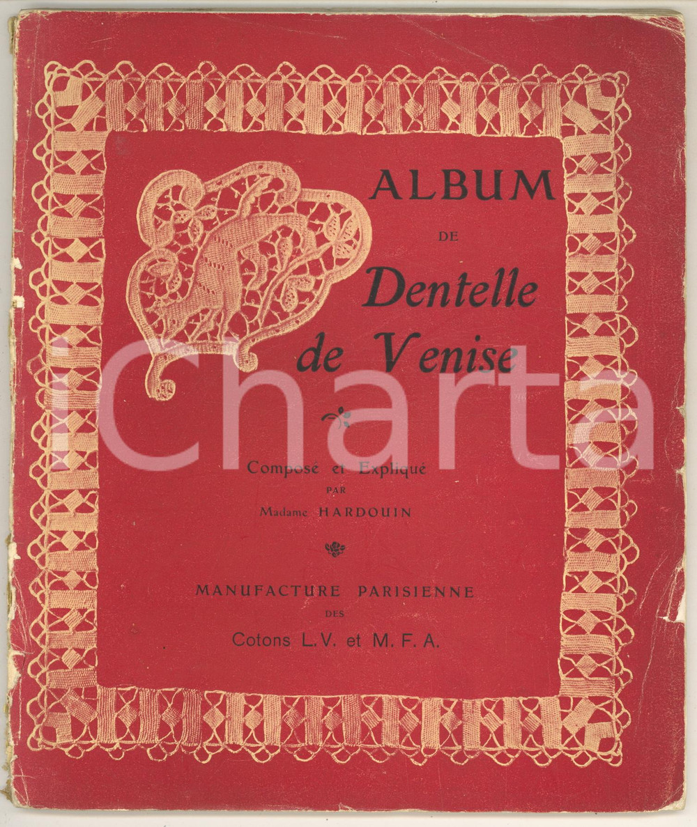 1920 ca Madame HARDOUIN Album de la dentelle de Venise - ILLUSTRE' 46 p. Pubblicazione d'epoca, riccamente illustrata b/n.CONDIZIONI: POOR (buone condizioni interne, ma gualciture e strappi in copertina)PAGINE: 46FORMATO: 19x22 cmEDITORE: Manifacture Parisienne des Cotons L. V. et M. F. A.    originale e autentica 1