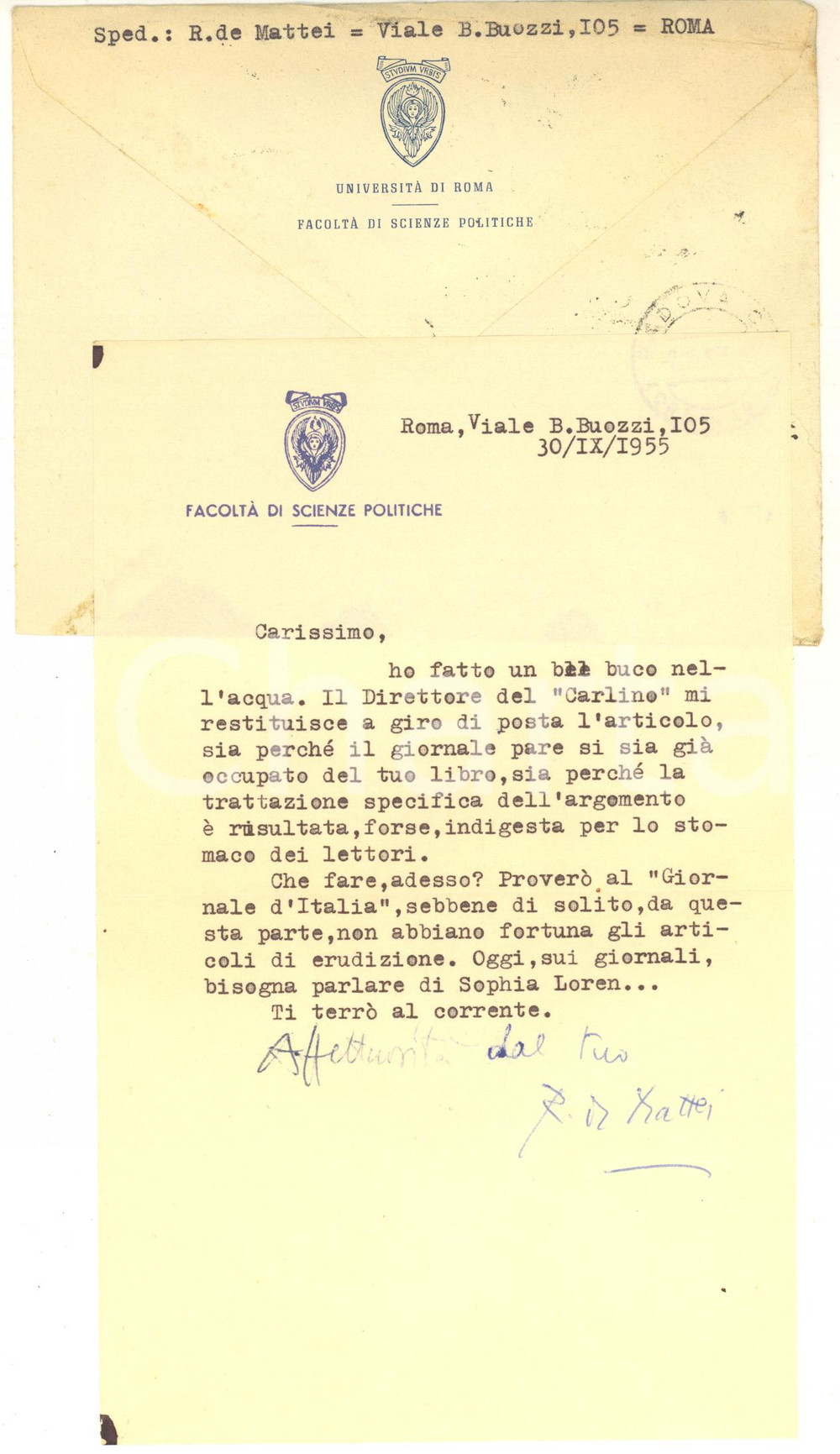 1955 Rodolfo DE MATTEI "Sui giornali bisogna parlare di Sophia Loren" Autografo Lettera dattiloscritta con messaggio e firma autografa, inviata da Rodolfo De Mattei dopo il rifiuto di un articolo accademico.Carta intestata "Facolt&agrave; di Scienze Politiche".Busta viaggiata.CONDIZIONI: FAIR (piegatura centrale d'epoca e lievi macchie)PAGINE: 1     originale e autentica 1