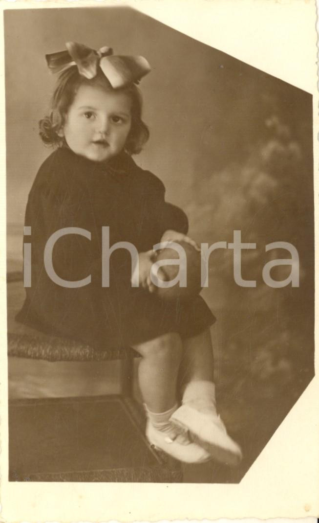 Fotografia d epoca originale 1942 CERIGNOLA Ritratto di bambina con la palla  Foto VINTAGE 8x14 cm 1