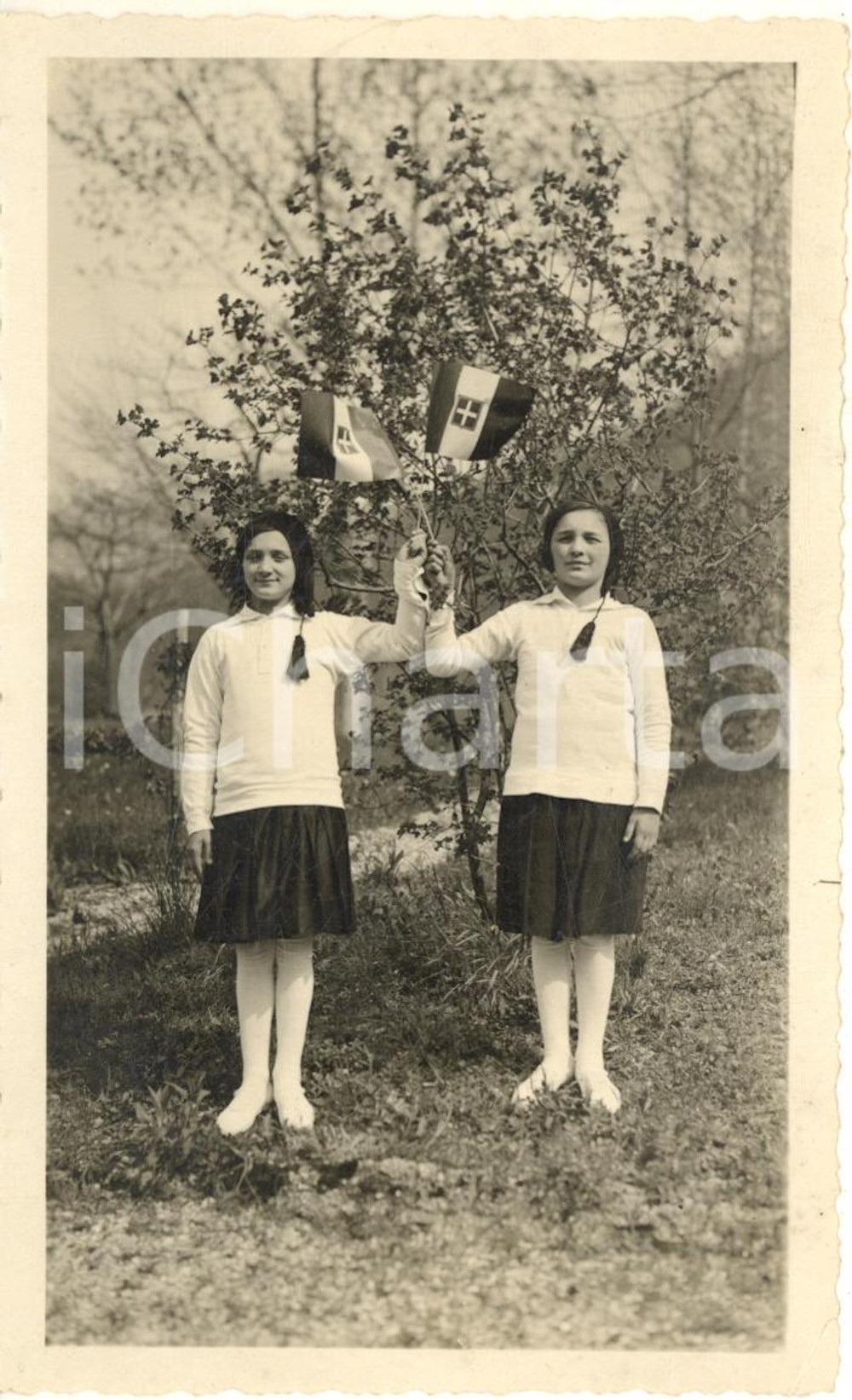 Fotografia d epoca originale 1935 ca ASSO CO FASCISMO  Ritratto di due piccole italiane   Foto 9X14 cm 1