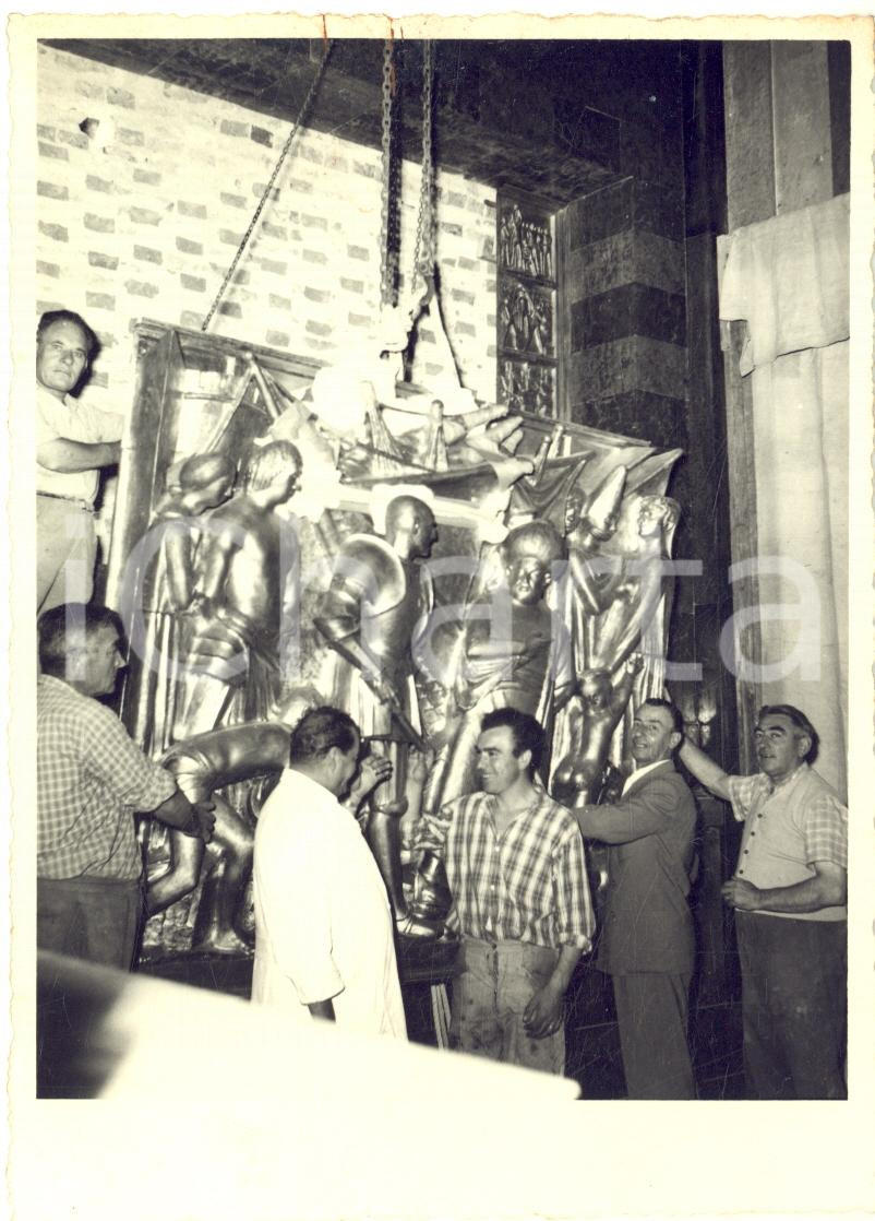 Fotografia d epoca originale 1958 PADOVA Basilica del Santo  Sollevamento autorilievo di Lepanto Foto 10x14 1