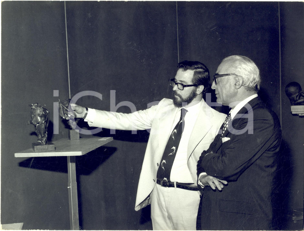 Fotografia d epoca originale 1975 PADOVA Giorgio SEGATO mostra al ministro Luigi GUI i bronzetti di BUSATO 1