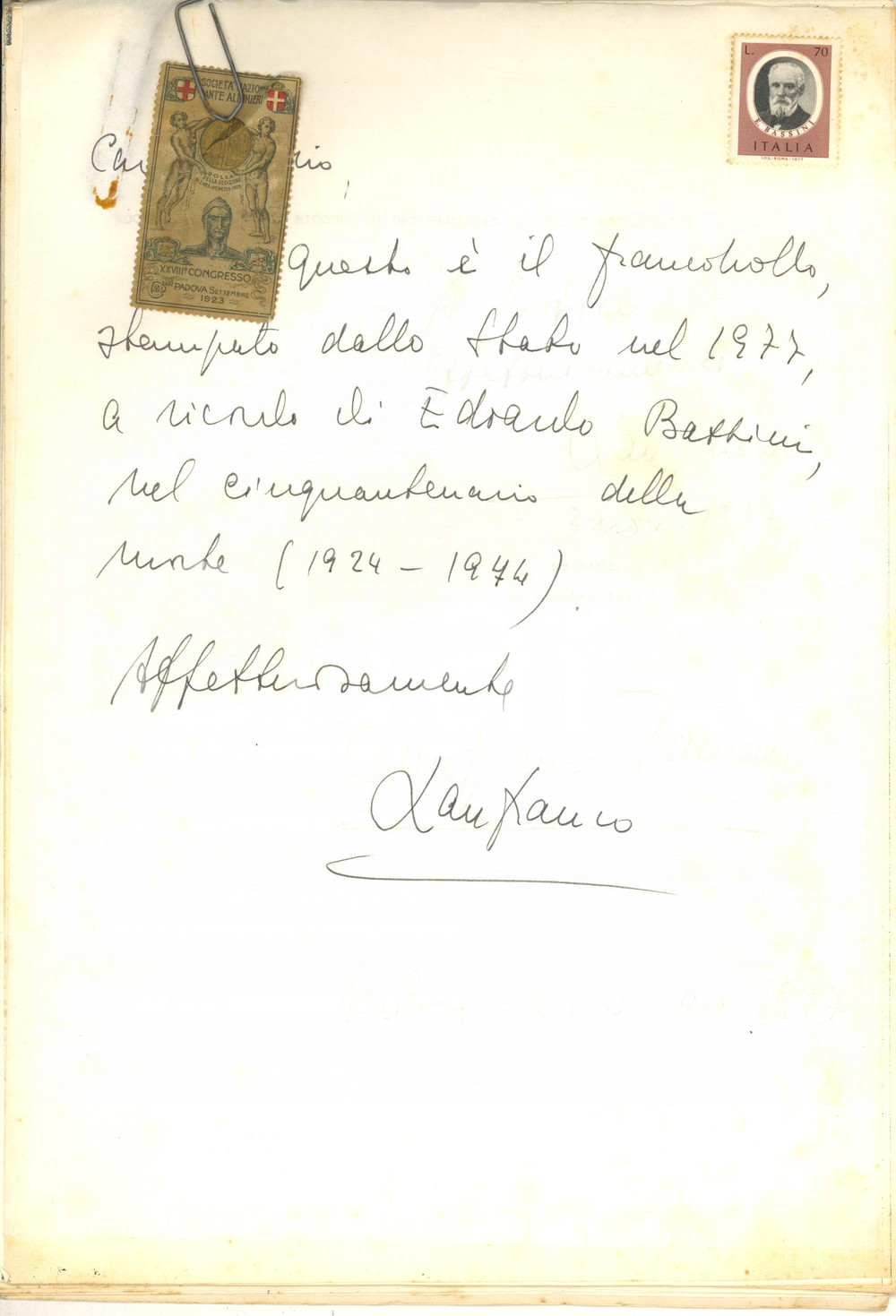 1977 Lanfranco ZANCAN - Dattiloscritto su Edoardo Bassini - AUTOGRAFO Fascicolo composto da una lettera autografa di Lanfranco Zancan, su foglio con il francobollo originale dedicato a Bassini, la copia fotostatica della bozza di una pubblicazione dedicata a Bassini e un francobollo commemorativo della Societ&agrave; Nazionale Dante Alighieri per il Congresso di Padova del 1923.CONDIZIONI: FAIR (alcune tracce di ruggine)PAGINE: 20 + francobollo unito a mezzo graffetta    originale e autentica 1