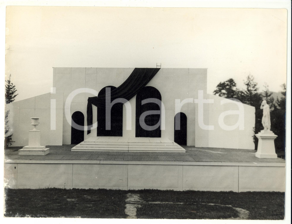 Fotografia d epoca originale 1955 ca Autun Théâtre Antique – Compagnia Marcel Lupovici scenografia “Elettra” 1