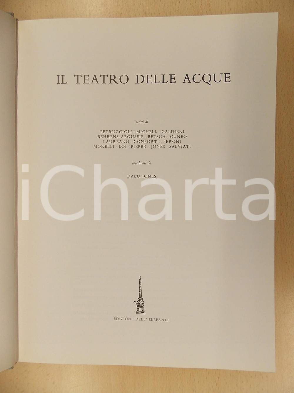 1992 Il Teatro delle Acque - A cura di Dalu JONES - Edizioni DELL'ELEFANTE  Pubblicazione priva della sovraccoperta.EDITORE: Edizioni dell'Elefante - RomaDIMENSIONI: 24x32 cmPAGINE: 158 CONDIZIONI: POOR (privo di sovraccoperta; aloni in copertina)    originale e autentica 1
