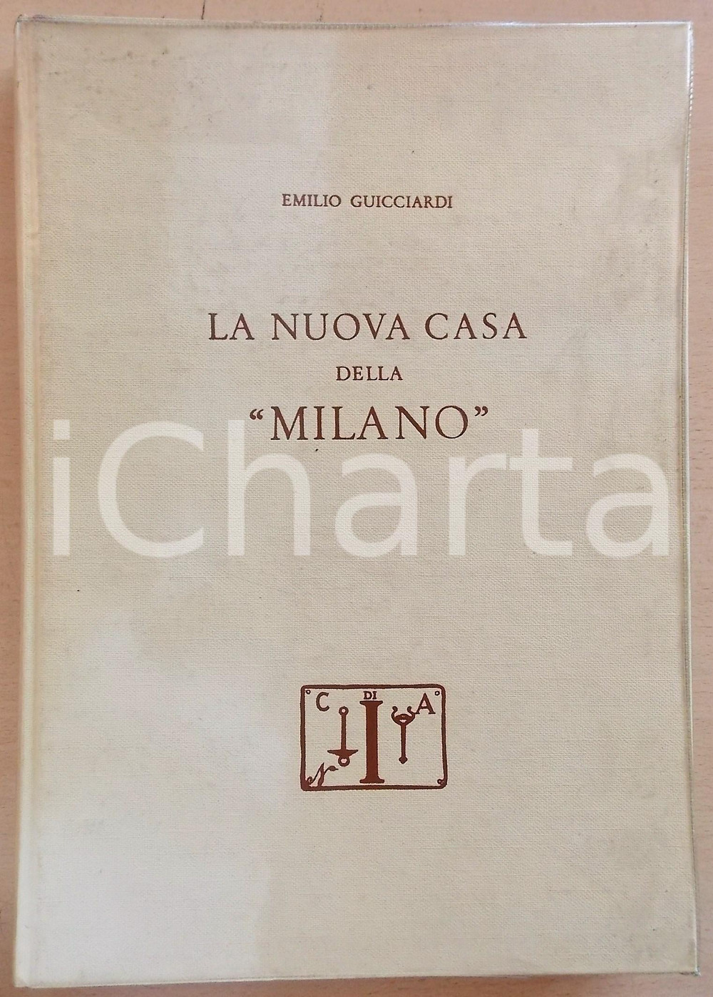 1963 Emilio GUICCIARDI La nuova casa della "Milano" Compagnia di Assicurazione Volume d'epoca con illustrazioni b/n e a colori. EDITORE: Compagnia di Assicurazione di Milano PAGINE: 203DIMENSIONI: 24x34 cm  CONDIZIONI: G (ma lievi macchie alla sovraccoperta)    originale e autentica 1