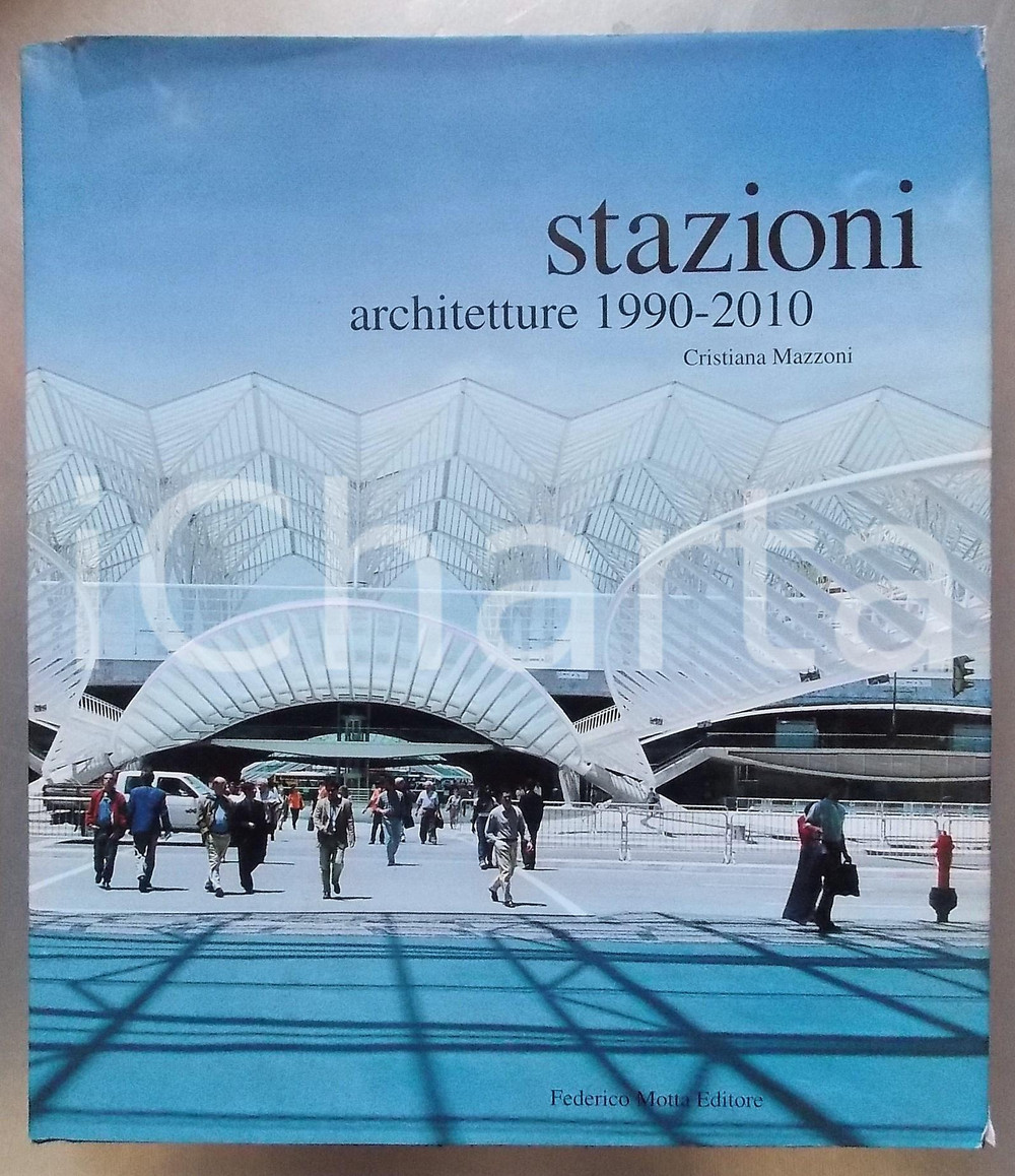 2001 Cristiana MAZZONI Stazioni / Architetture 1990 - 2010 - Ed. Federico MOTTA Volume con sovraccoperta illustrata.EDITORE: Federico Motta Editore - MilanoPAGINE: 279DIMENSIONI: 27x30 cm  CONDIZIONI: FAIR (buone condizioni interne, ma strappi alla sovraccoperta)    originale e autentica 1
