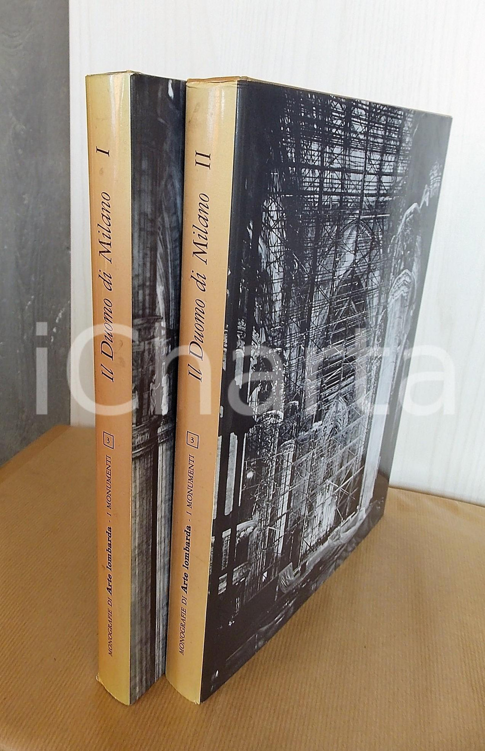 1969 Maria Luisa GATTI PERER Il Duomo di Milano - Congresso - Atti in 2 voll. Due volumi con illustrazioni a colori a piena pagina.  Congresso internazionale 8-12 settembre 1968 al Museo della Scienza e della Tecnica di Milano. Terza pubblicazione dal titolo "I Monumenti" della collana "Monografie di Arte Lombarda".  EDITORE: Edizioni La Rete - MilanoDIMENSIONI: PAGINE: 306 + 348 POOR/danneggiato volumi sprovvisti di cofanetto, buone condizioni interne ma gualciture alla sovraccoperta Formato: 24x30 cm originale e autentica 1