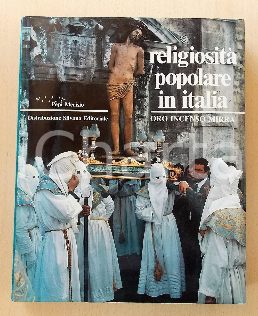 1982 Pepi MERISIO Oro incenso e mirra - Immagini religiositÃ  popolare in Italia Volume con illustrazioni b/n e a colori a piena pagina. EDITORE: Il Sabato - MilanoDIMENSIONI: 25x31 cmPAGINE: 244 CONDIZIONI: FAIR (buone condizioni interne, gualciture alla sovraccoperta, lievi fioriture al foglio di guardia)     originale e autentica 1