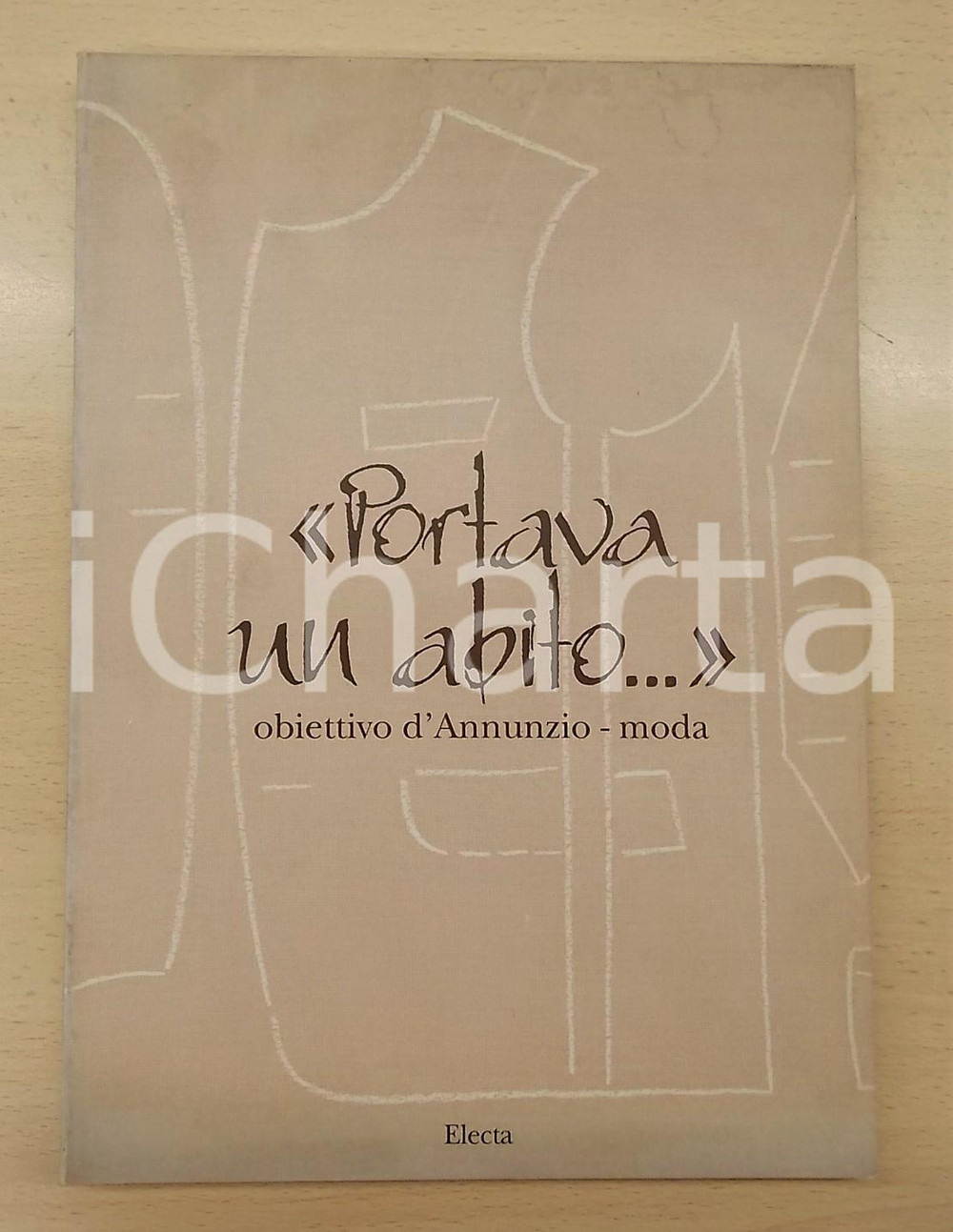 Libro, pubblicazione d epoca 1995 PORTAVA UN ABITO Obiettivo d Annunzio  moda  Ed. ELECTA 140 pp. 1