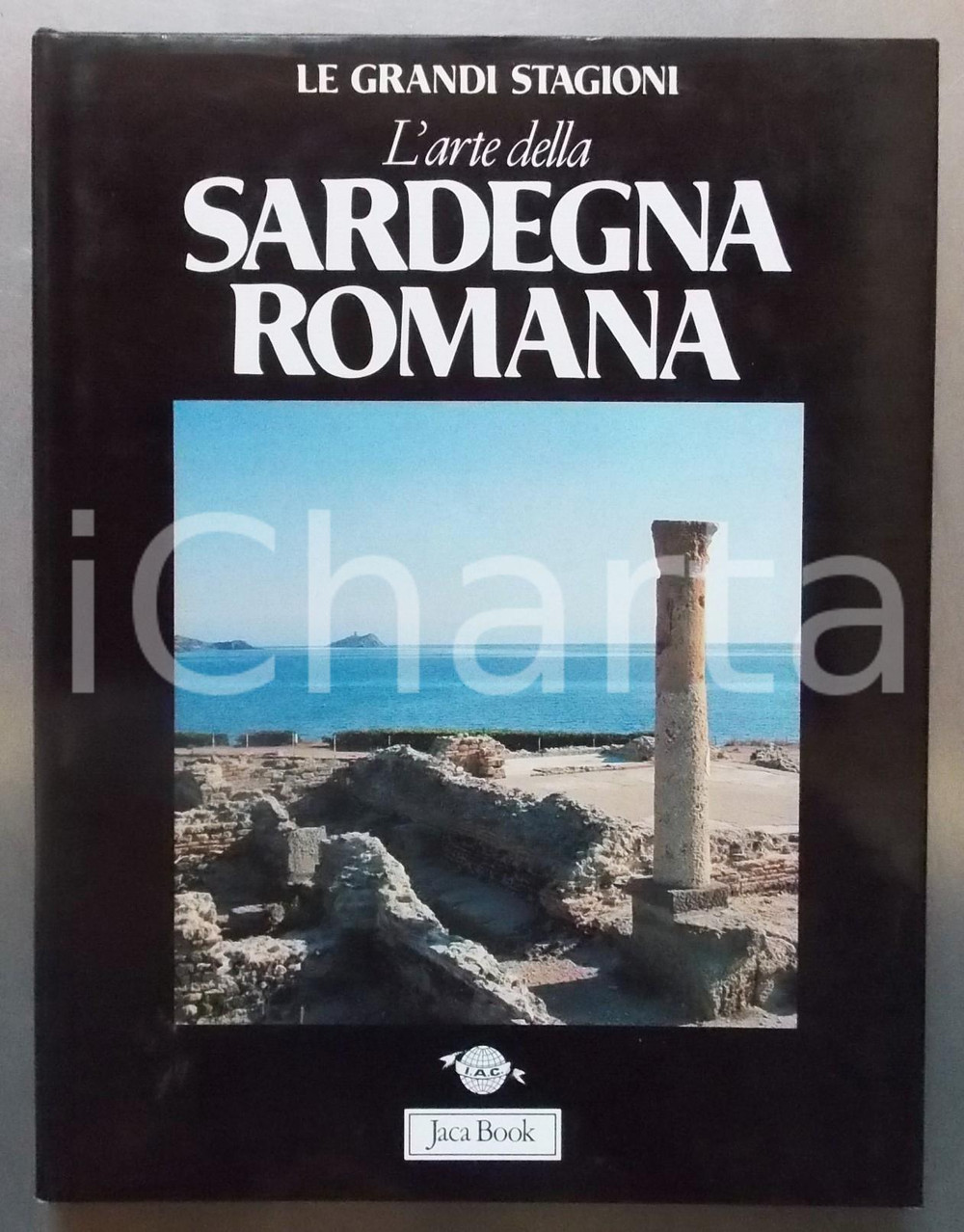 1987 Simonetta ANGIOLILLO L'arte della Sardegna Romana Ed. JACA BOOK  DATA: 1987AUTORE: SIMONETTA ANGIOLILLOTITOLO: L'ARTE DELLA SARDEGNA ROMANADESCRIZIONE: Volume d'epoca in 4&deg;, ampiamente illustrato con 22 tavole a colori e 131 in bianco e nero.Rilegatura editoriale in tela con con sovracoperta a colori.EDITORE: Jaca Book - MilanoCONDIZIONI: G (buone condizioni interne, ma lievi gualciture alla sovraccoperta)PAGINE: 220FORMATO: 31 x 24 cm     originale e autentica 1