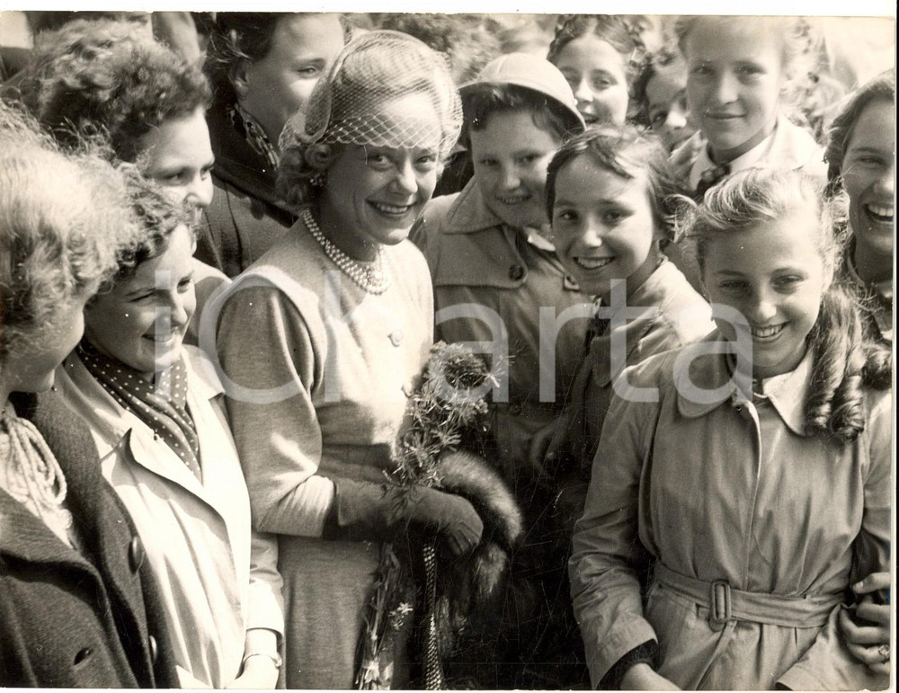 1953 DUSSELDORF Pattinatrice Sonja HENIE accolta da un gruppo di ragazze - Foto 