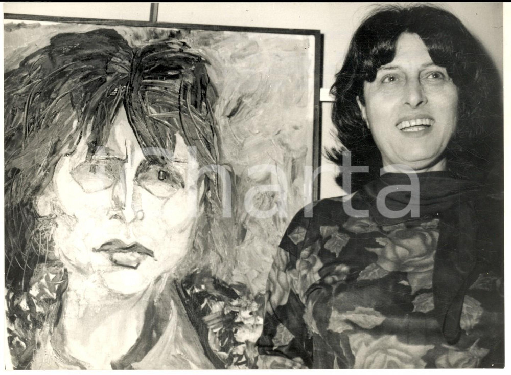 1962 ROMA Anna MAGNANI davanti al ritratto dipinto da Renato GUTTUSO *Foto