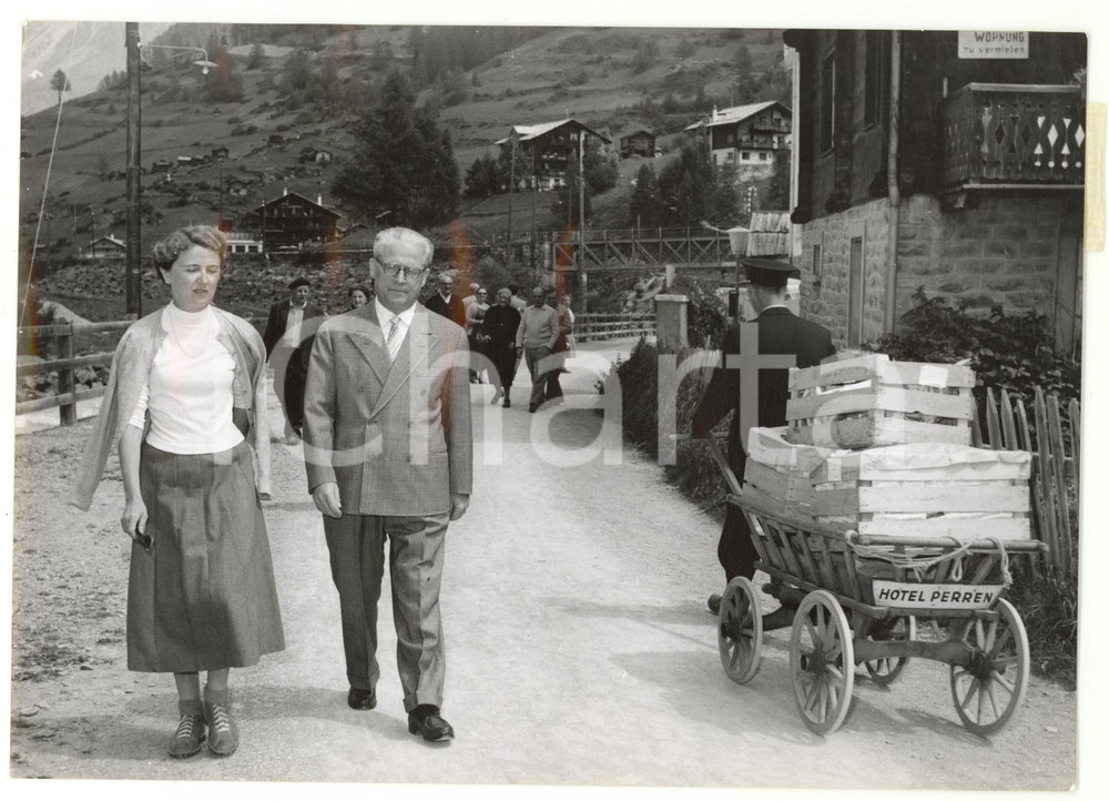 1955 ZERMATT (SVIZZERA) Giovanni GRONCHI e fattorino dell'HOTEL PERREN - Foto
