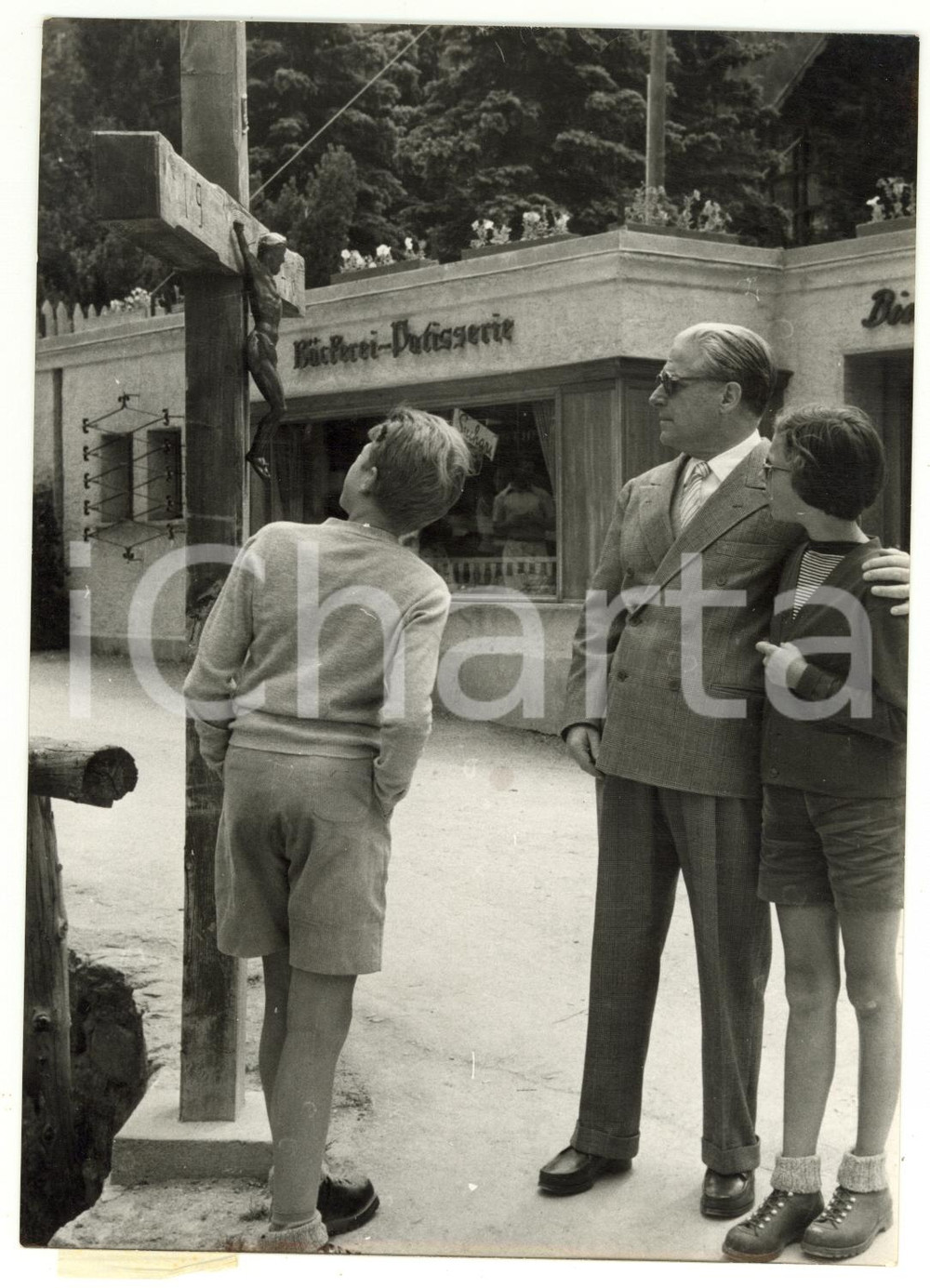 1955 ZERMATT (SVIZZERA) Giovanni GRONCHI con i figli davanti a un crocifisso 