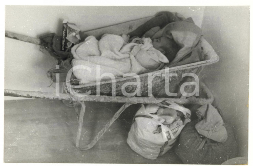 1971 MILANO Via Tibaldi - Neonato in una carriola nelle case popolari occupate