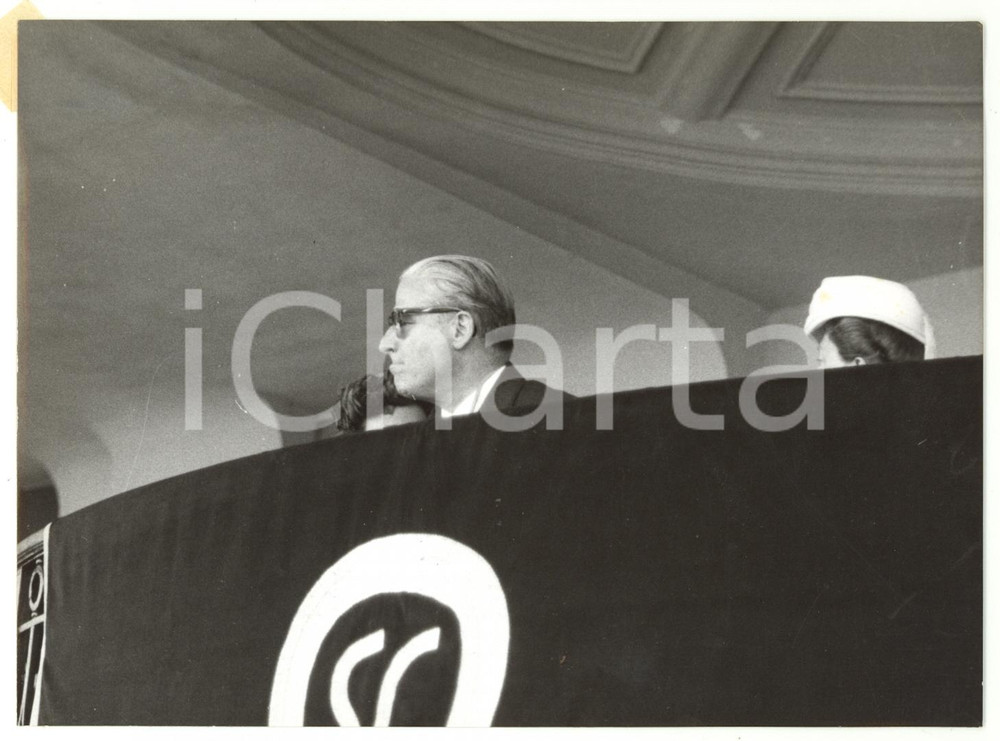 1957 ROMA Ippodromo delle Capannelle - Giovanni GRONCHI guarda la corsa *Foto