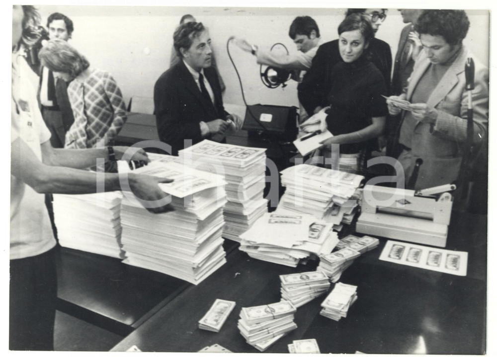 1971 GINEVRA Polizia ispeziona banconote false - FOTO 18x13 cm