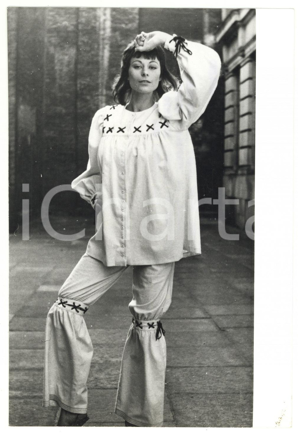 1971 LONDON Modella posa con pigiama da notte firmato Mary QUANT - Foto 13x18 cm